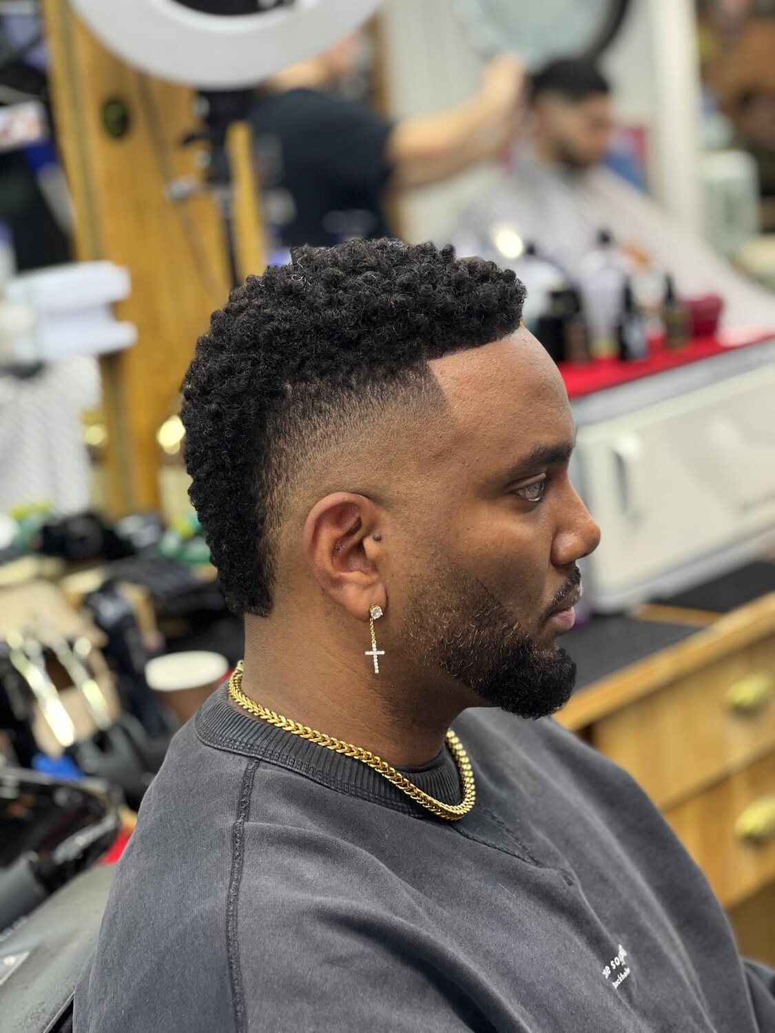 Curly top med skarp drop fade